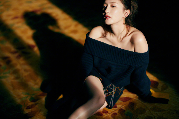 江疏影小露香肩唯美意境写真图片图片