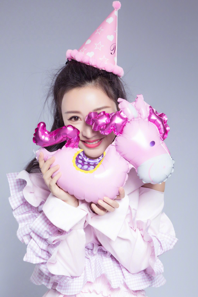 中国内地湖南衡阳女演员柳岩白色抹胸小秀香沟性感十足的图片图片