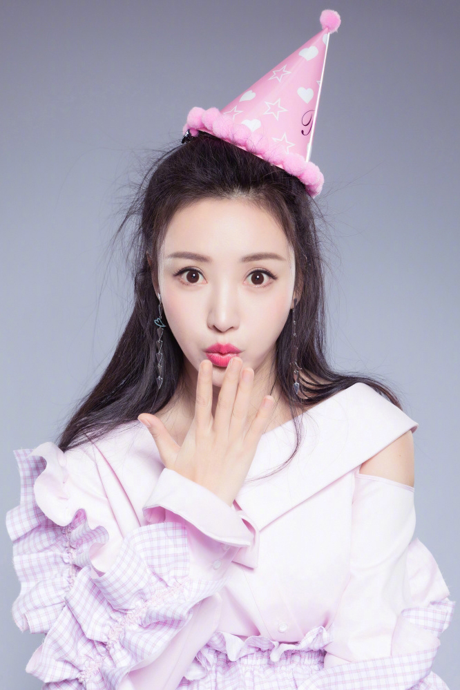 中国内地湖南衡阳女演员柳岩白色抹胸小秀香沟性感十足的图片图片