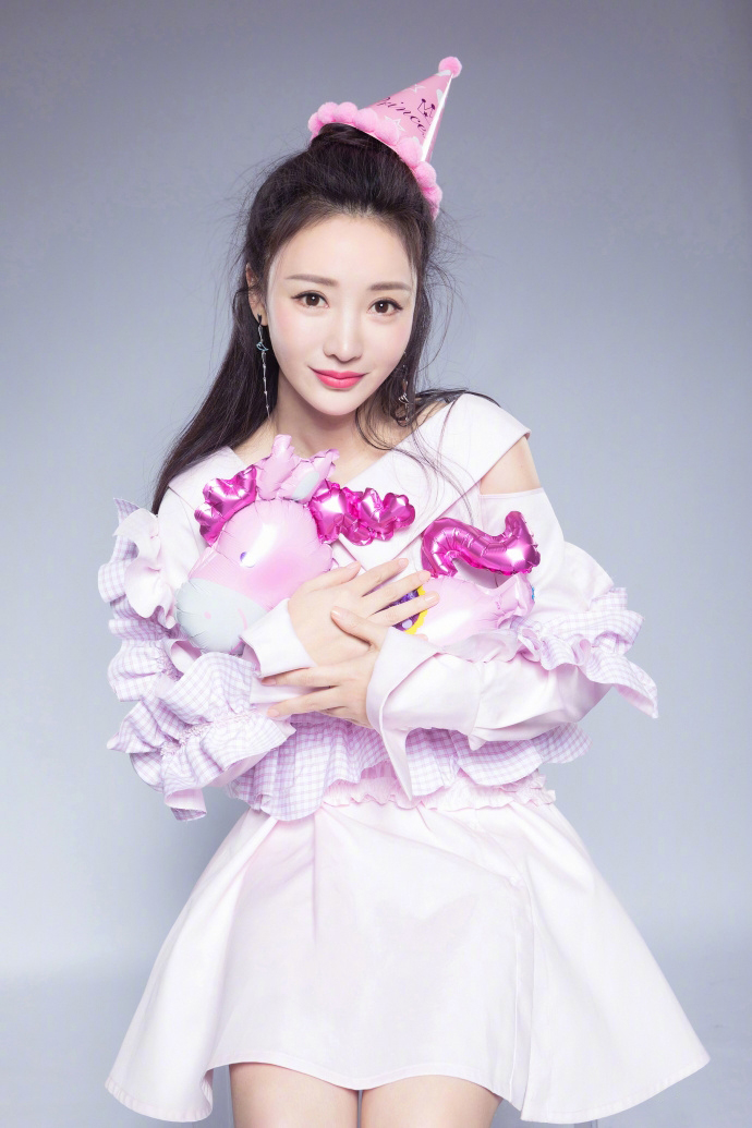 中国内地湖南衡阳女演员柳岩白色抹胸小秀香沟性感十足的图片图片