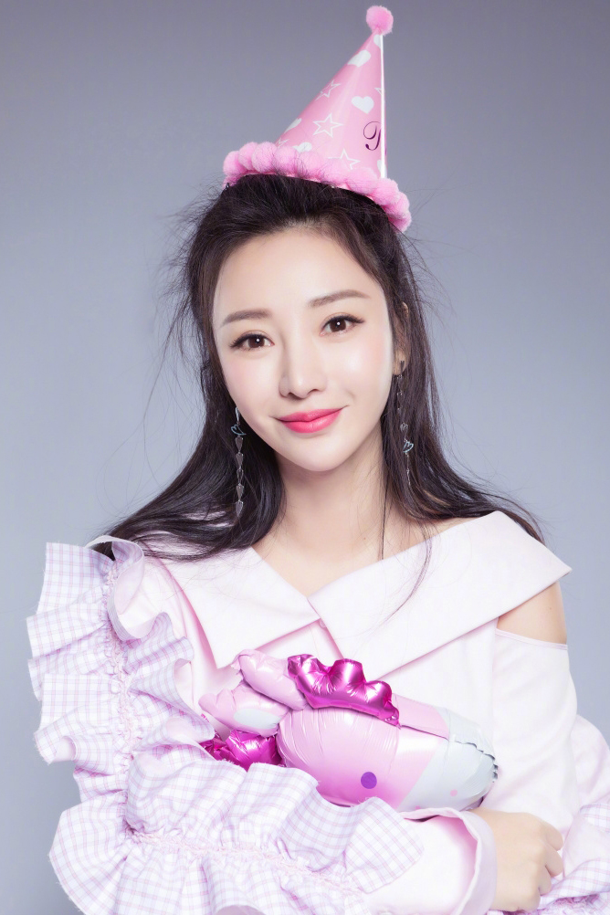 中国内地湖南衡阳女演员柳岩白色抹胸小秀香沟性感十足的图片图片
