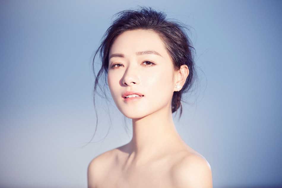万茜性感图片 万茜露肩锁骨清新写真图片图片