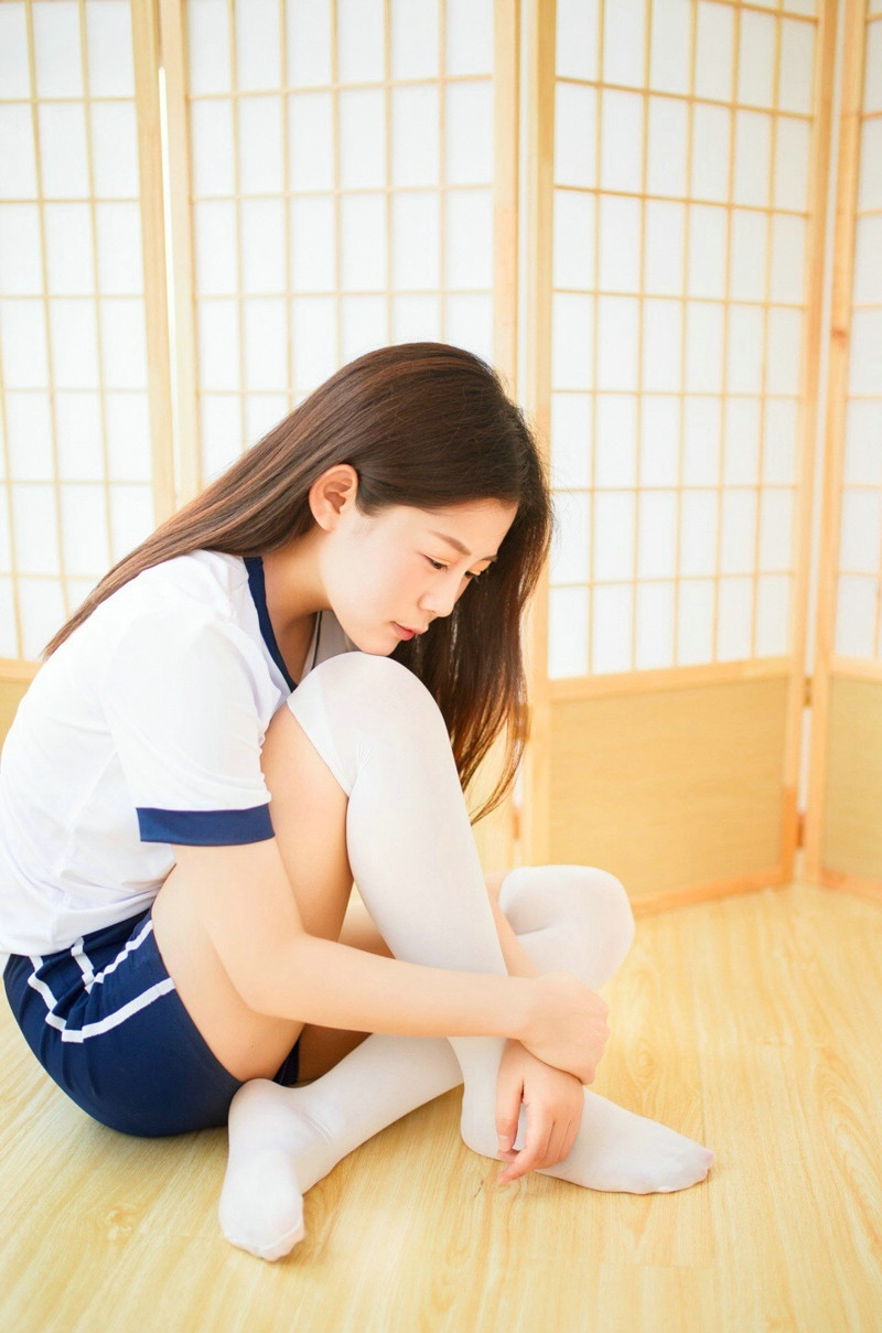 日系美少女闺房唯美运动服性感美腿写真图片