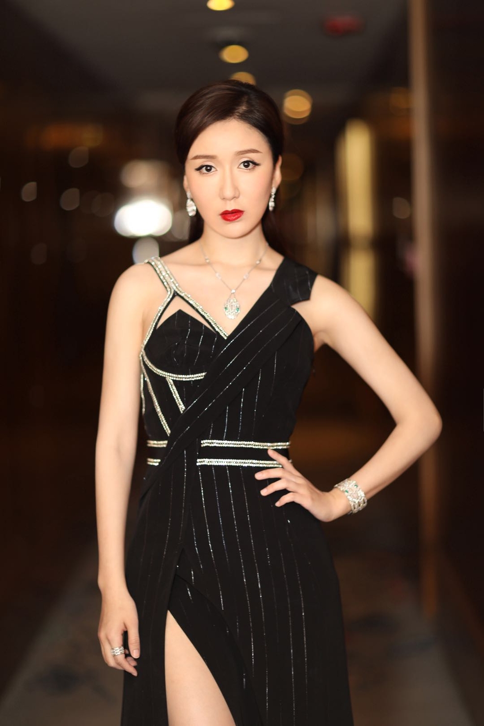 娄艺潇美人鱼纱裙性感图片图片