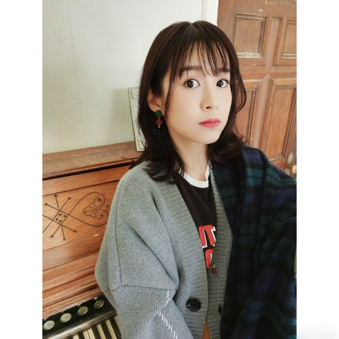 高清美女北京张子萱口罩碎花裙机场图片图片
