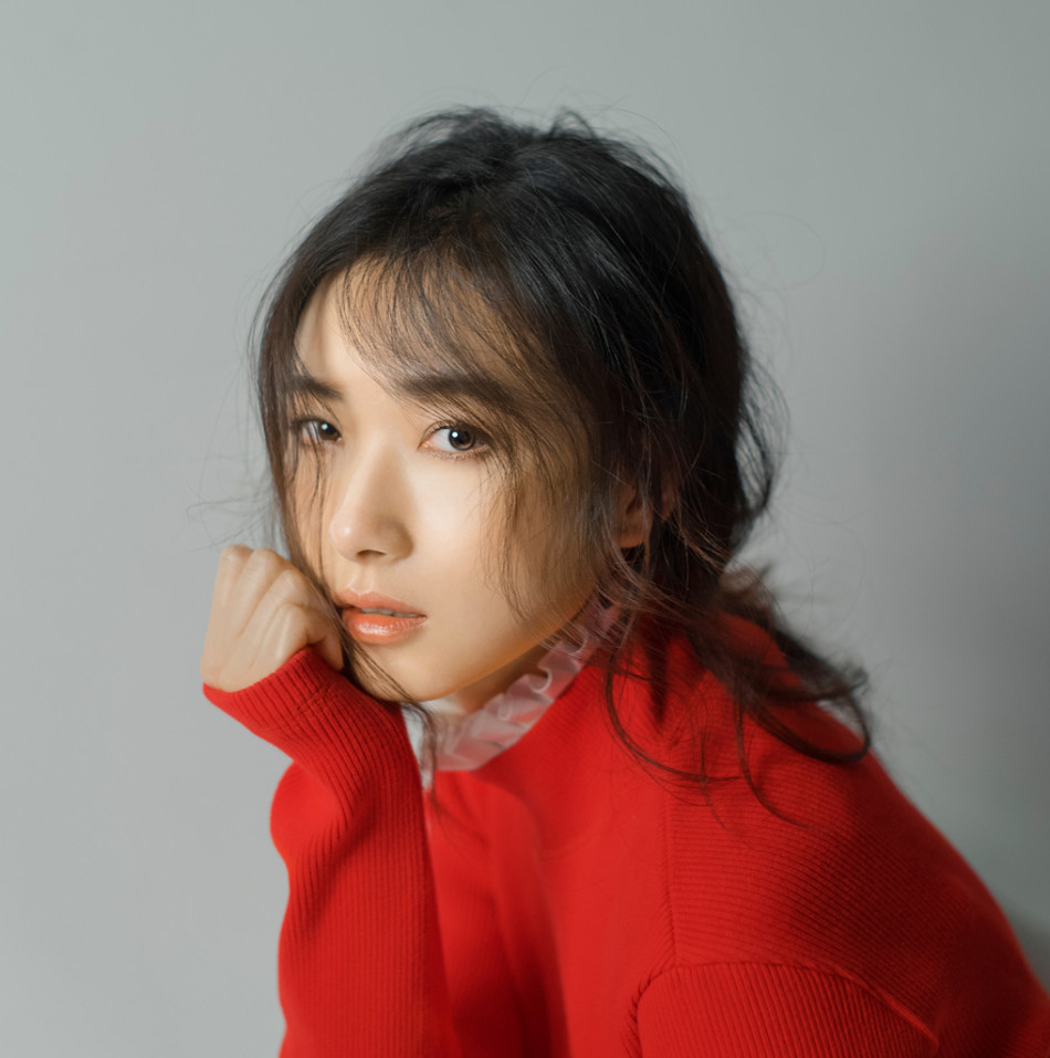 万茜图片 万茜红衣性感美腿写真图片图片