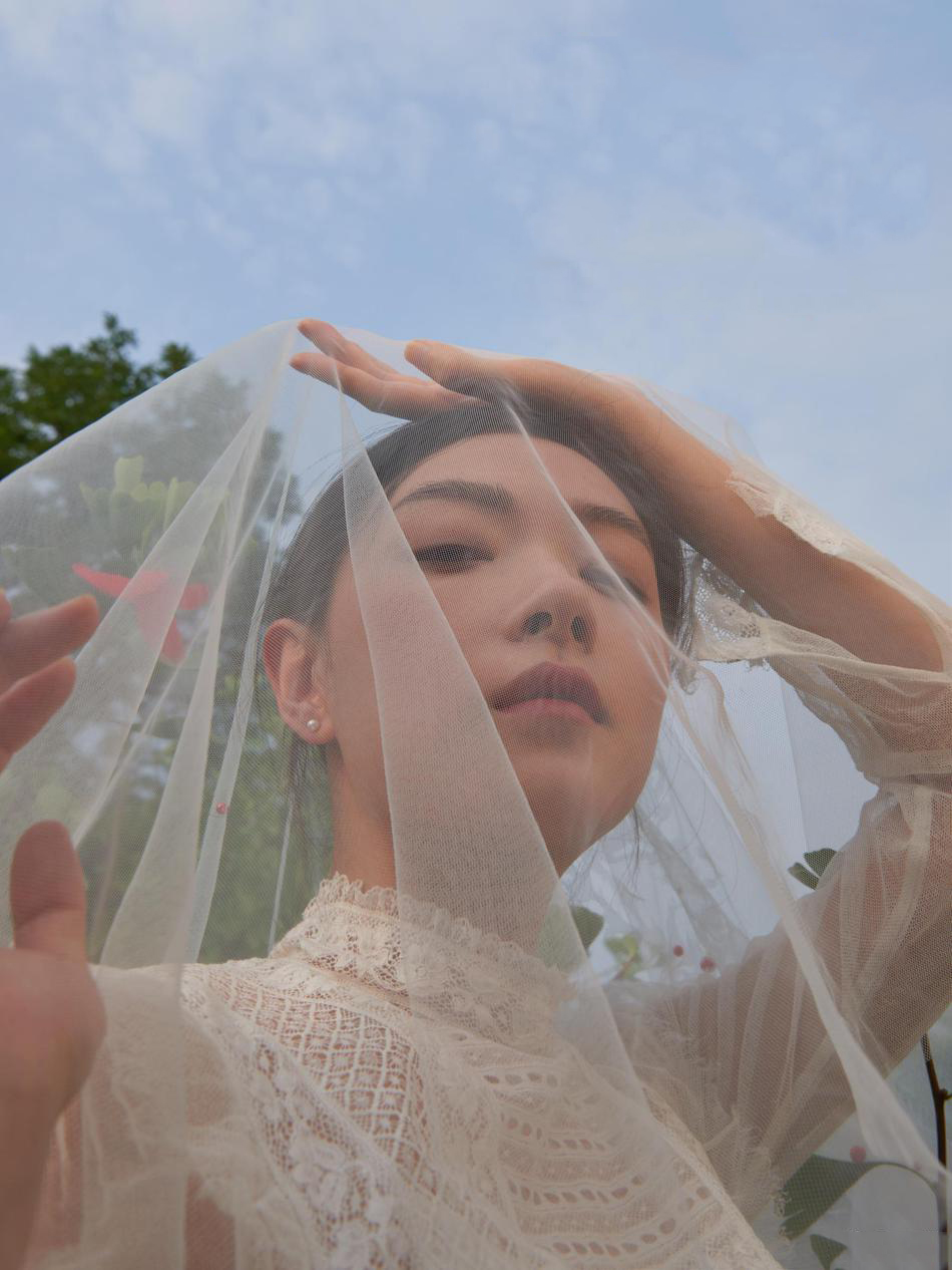 万茜图片 万茜红衣性感美腿写真图片图片