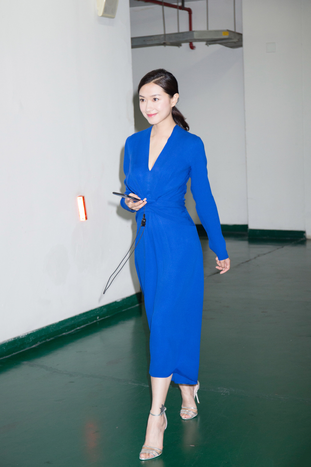 万茜OL装扮干练性感杂志写真图片图片