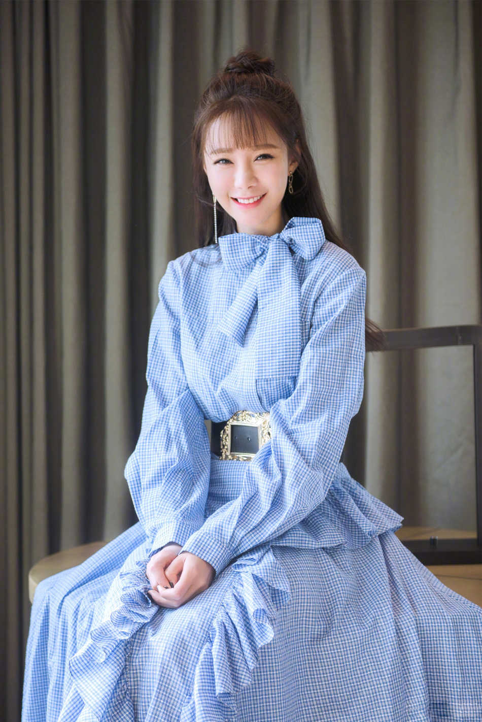 高清湖南省湘西吉首市美女沈梦辰学院风机场写真美腿吸睛图片