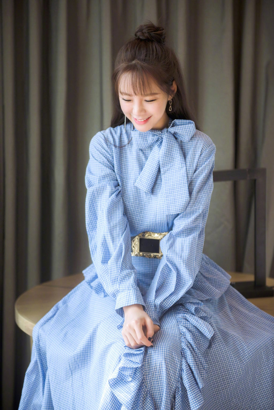 高清湖南省湘西吉首市美女沈梦辰学院风机场写真美腿吸睛图片