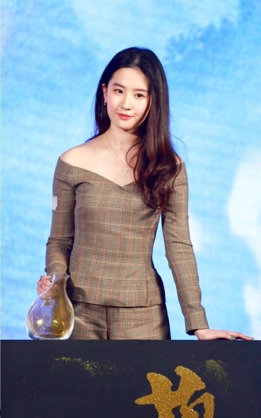 刘亦菲《烽火芳菲》首映式现场性感写真图片图片