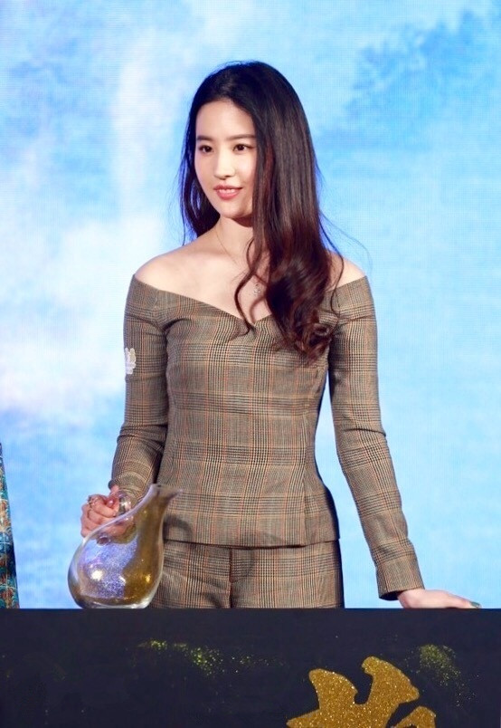 刘亦菲《烽火芳菲》首映式现场性感写真图片图片