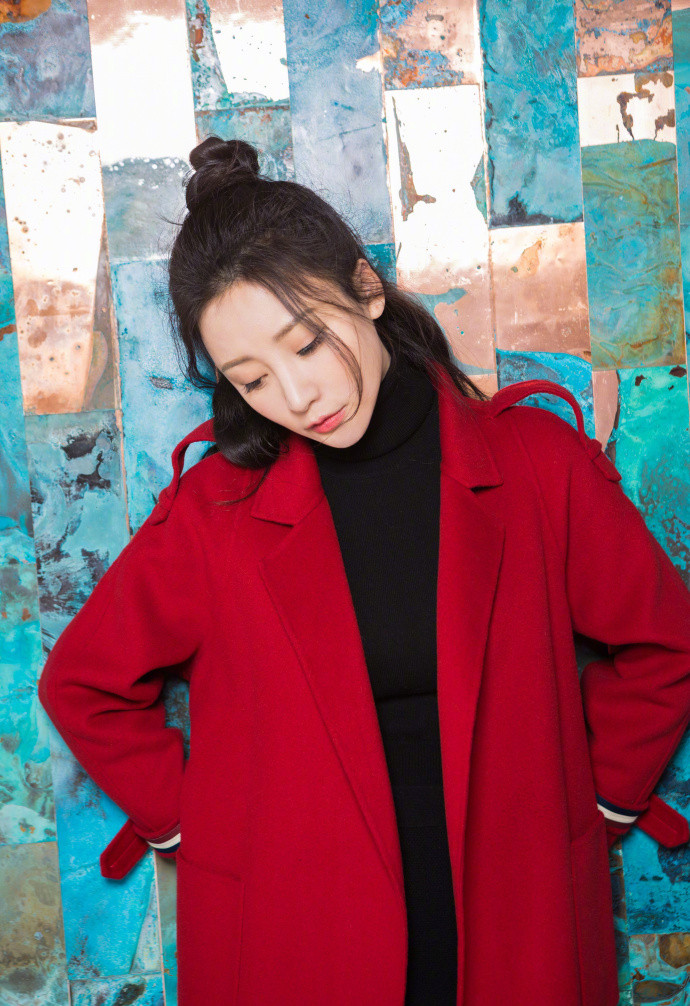 中国内地湖南衡阳女演员柳岩白色抹胸小秀香沟性感十足的图片图片