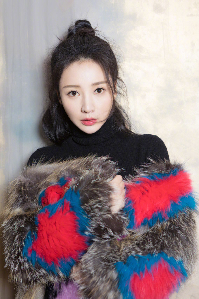 中国内地湖南衡阳女演员柳岩白色抹胸小秀香沟性感十足的图片图片