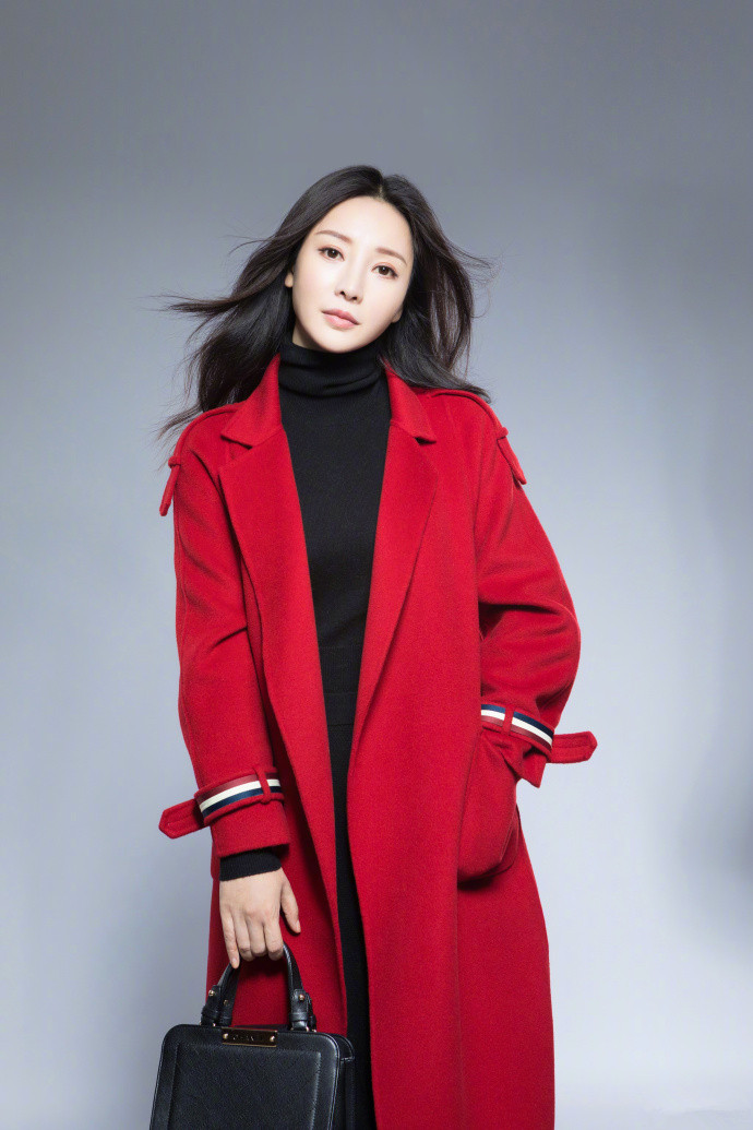 中国内地湖南衡阳女演员柳岩白色抹胸小秀香沟性感十足的图片图片