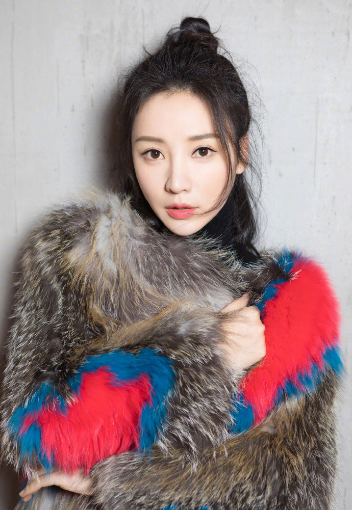 中国内地湖南衡阳女演员柳岩白色抹胸小秀香沟性感十足的图片图片