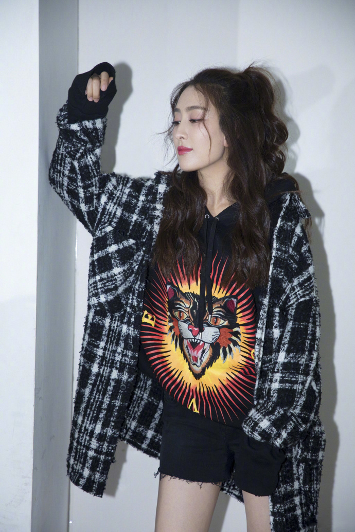 马苏波浪卷时尚穿搭秀美腿写真图片图片