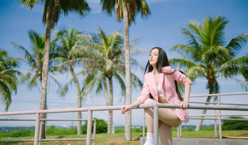 郭碧婷黑白优雅写真图片 回眸浅笑似花中仙子图片