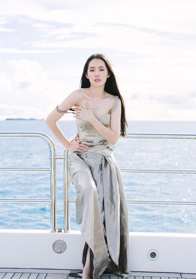 郭碧婷麻花辫紫色毛衣性感街拍写真图片