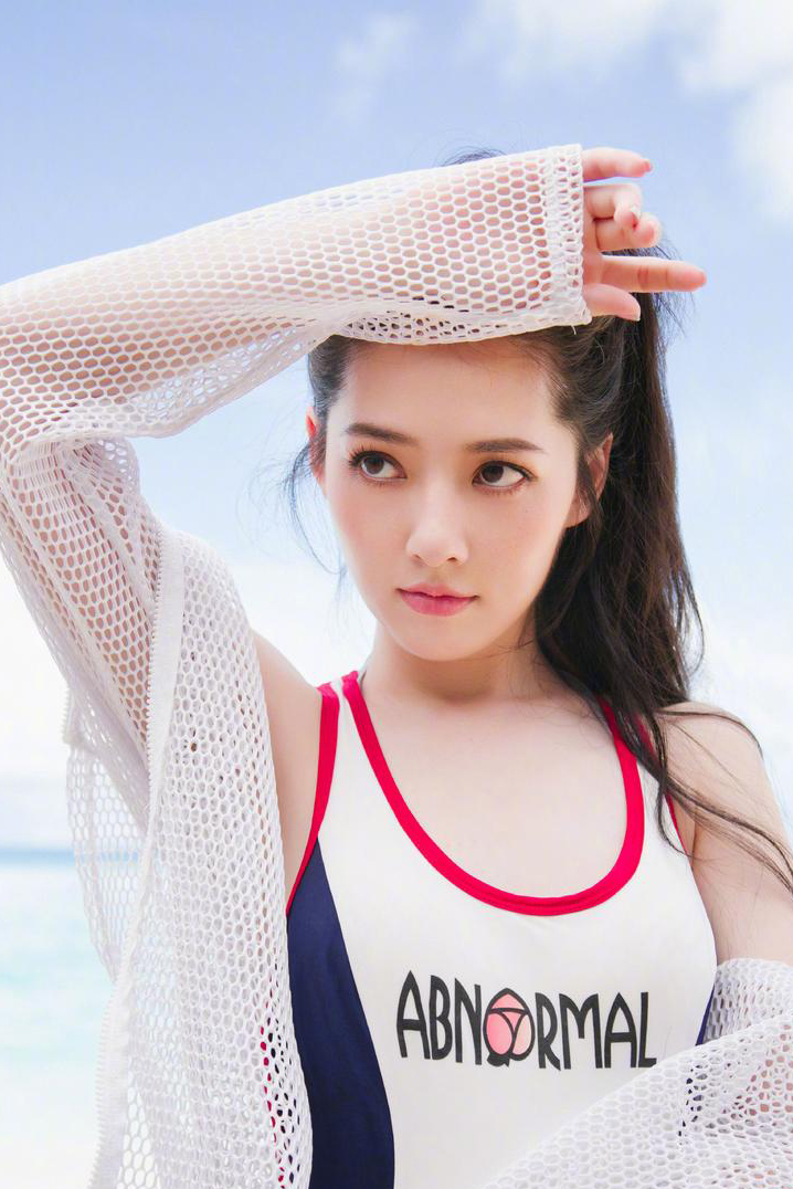 郭碧婷麻花辫紫色毛衣性感街拍写真图片