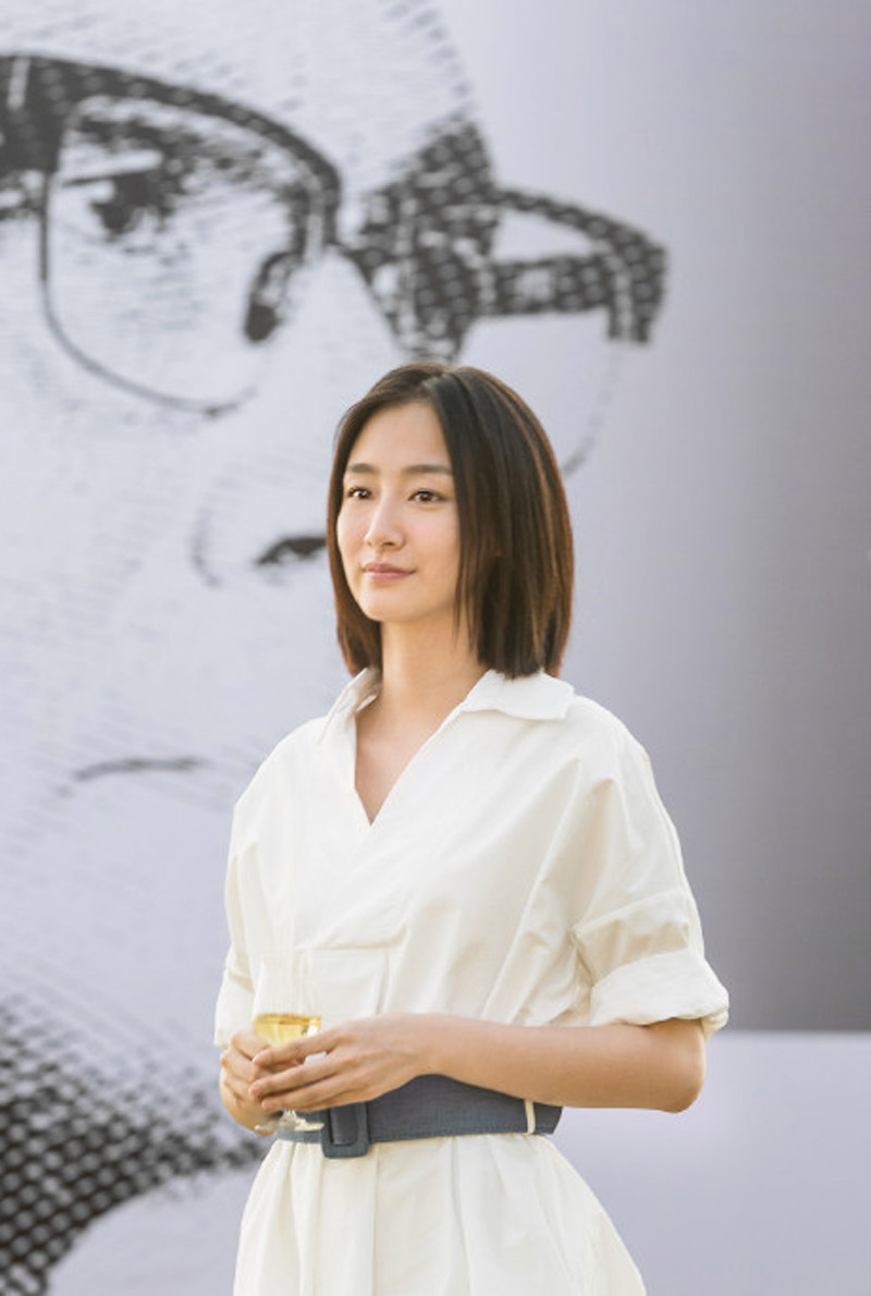 深夜寂寞的女人  性感丰满美女床上自拍照图片