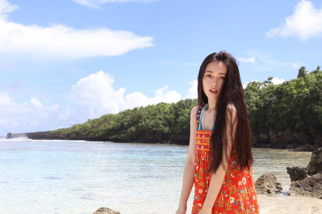 郭碧婷吊带裙海边清凉写真图片  郭碧婷图片图片