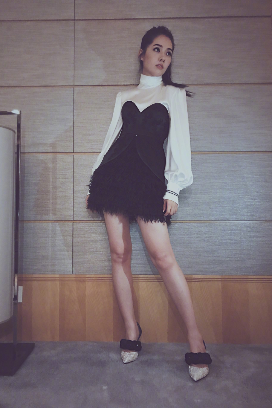 郭碧婷黑白优雅写真图片 回眸浅笑似花中仙子图片