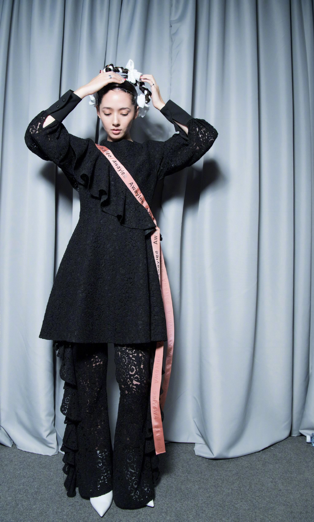 郭碧婷镂空装搞怪写真图片  郭碧婷图片图片