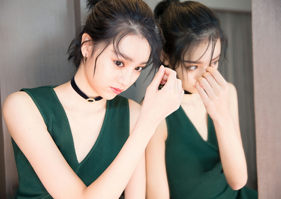 高清重庆美女张艺上深V长裙魅力活动写真图片图片