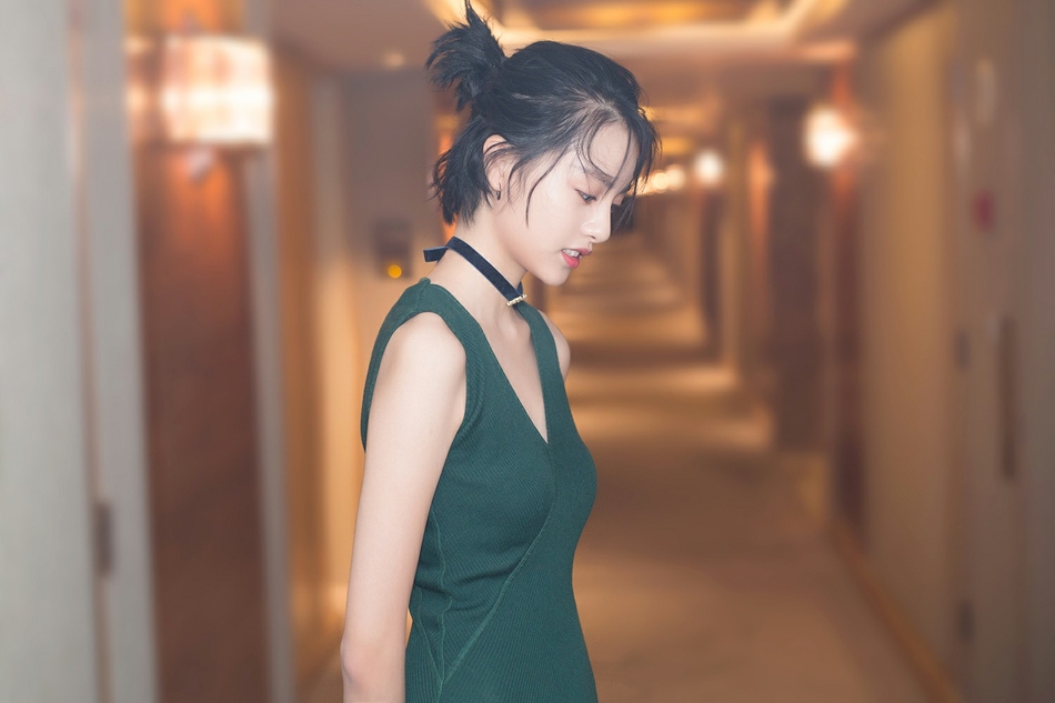 高清重庆美女张艺上深V长裙魅力活动写真图片图片