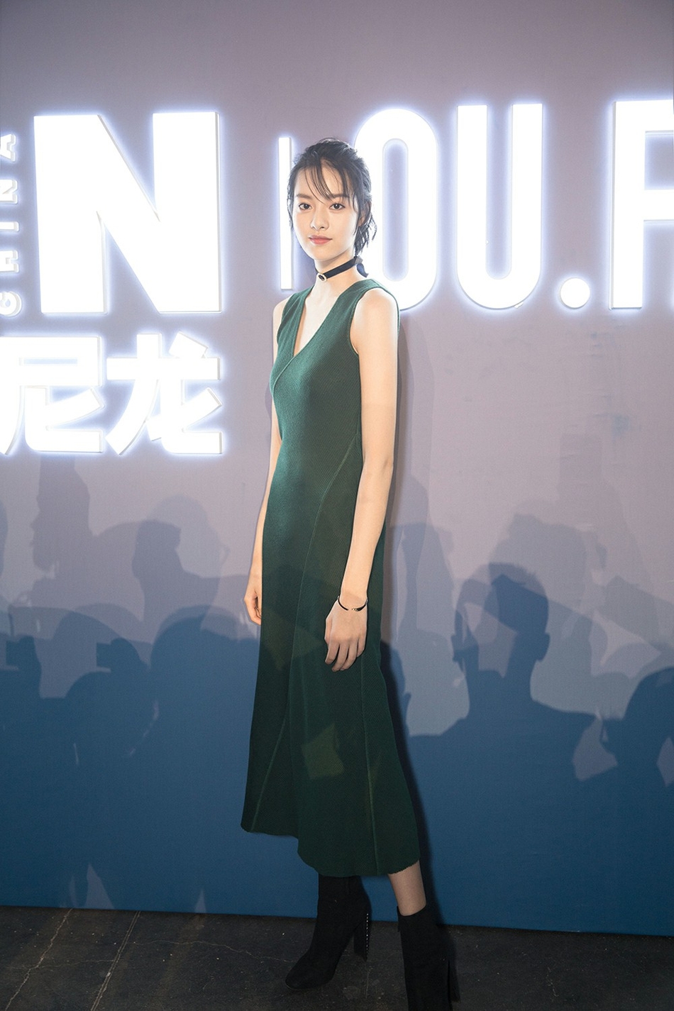 高清重庆美女张艺上深V长裙魅力活动写真图片图片
