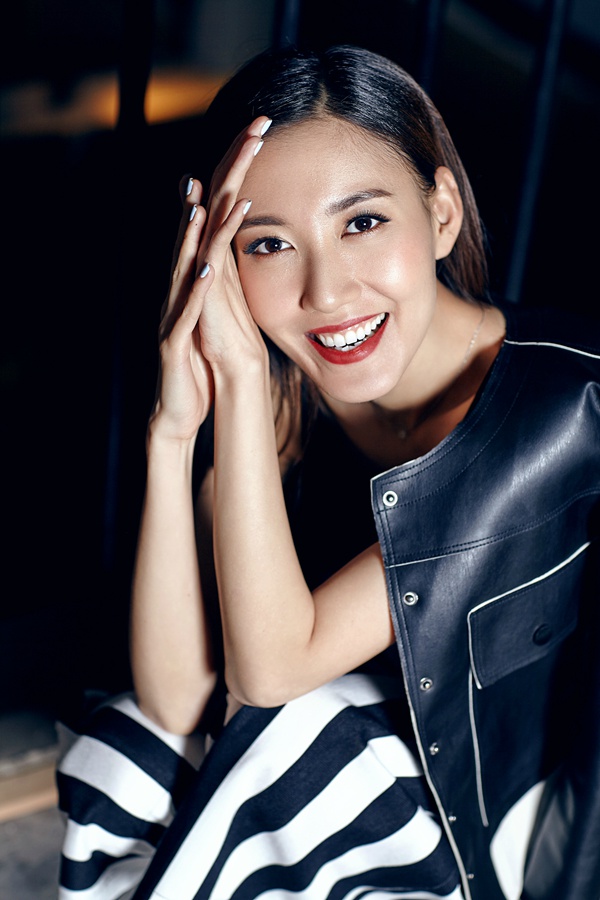 美女高露图片