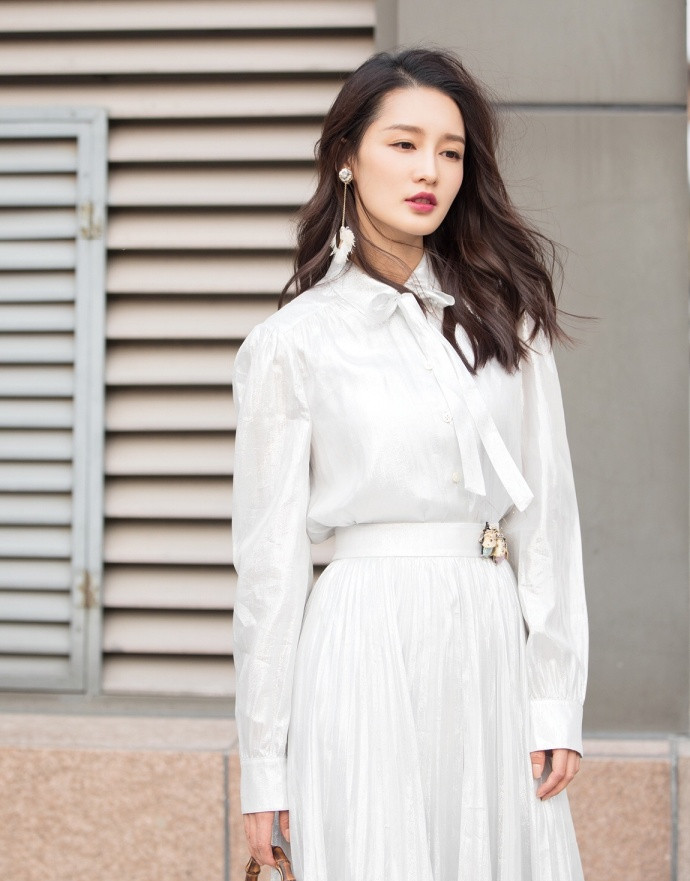 李沁性感黑白配唯美迷人写真图片