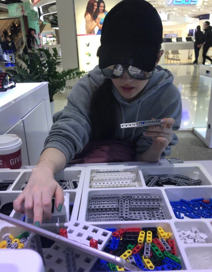 深夜寂寞的女人  性感丰满美女床上自拍照图片