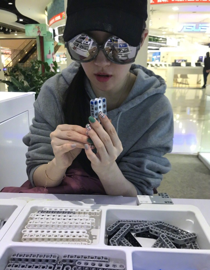 深夜寂寞的女人  性感丰满美女床上自拍照图片
