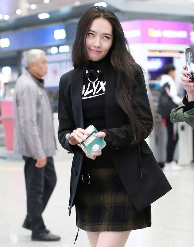 郭碧婷麻花辫紫色毛衣性感街拍写真图片