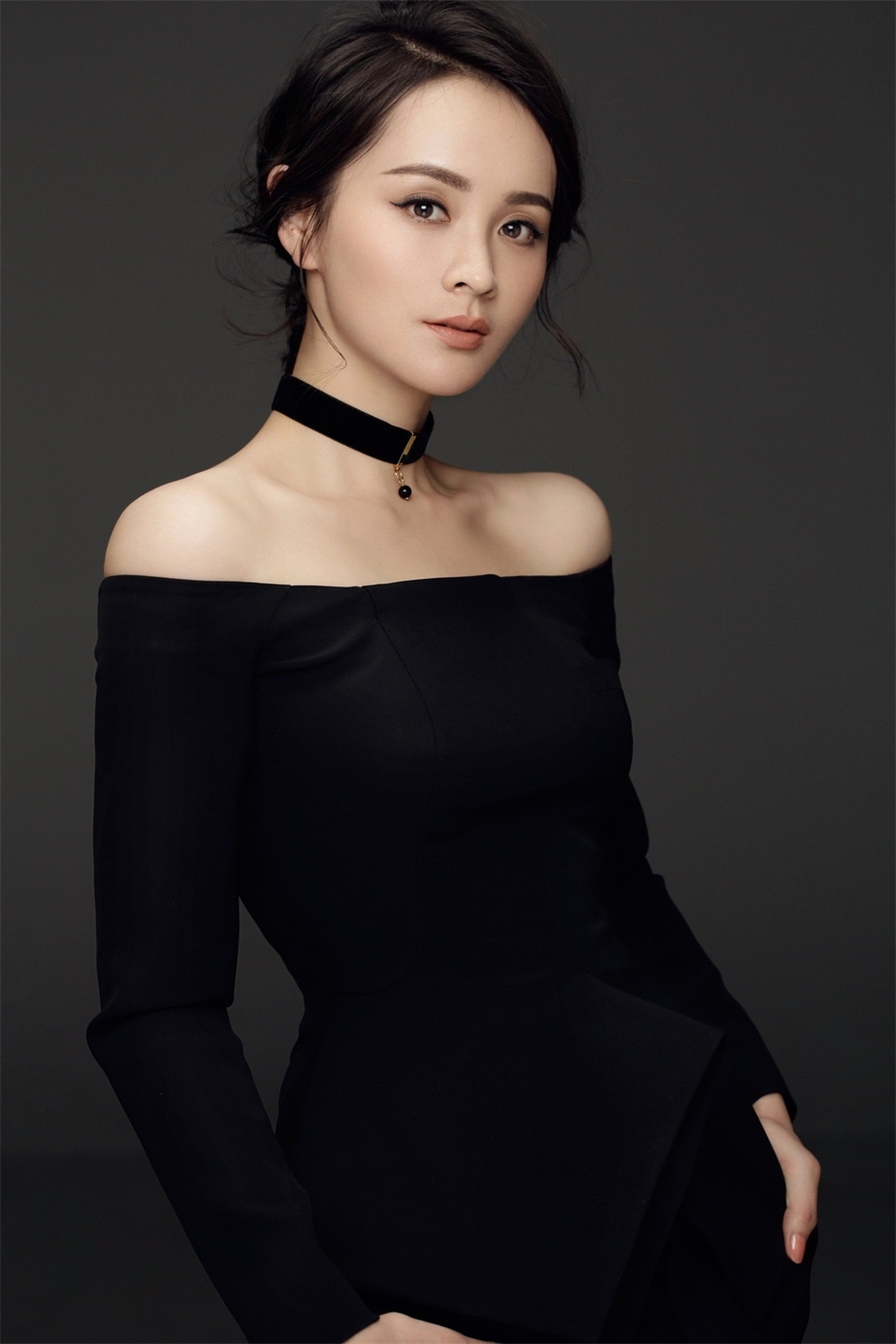 邓莎吊带白裙灵动俏皮写真图片  邓莎图片图片