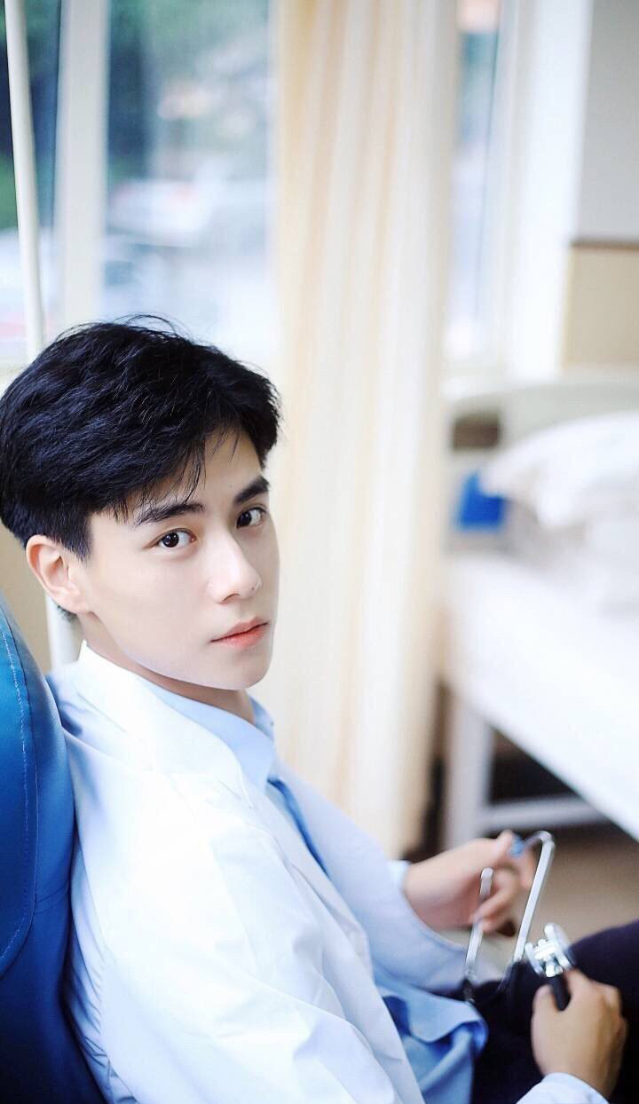 高清胡一天皮衣帅气写真图片图片