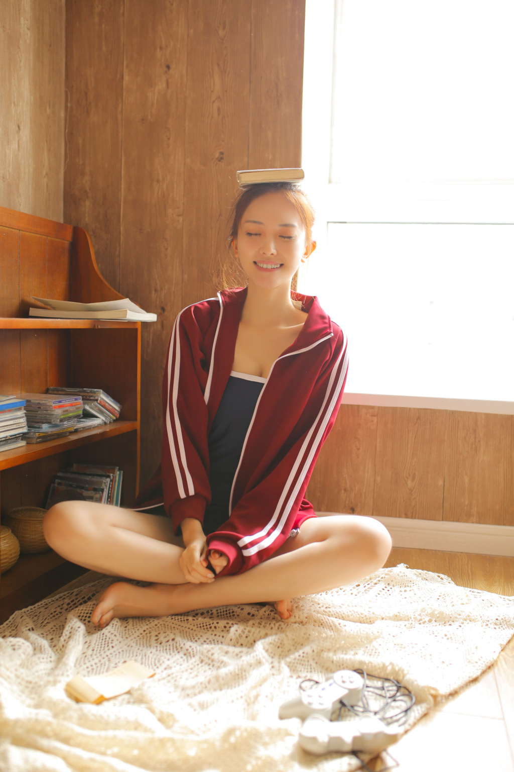 万茜图片 万茜红衣性感美腿写真图片图片