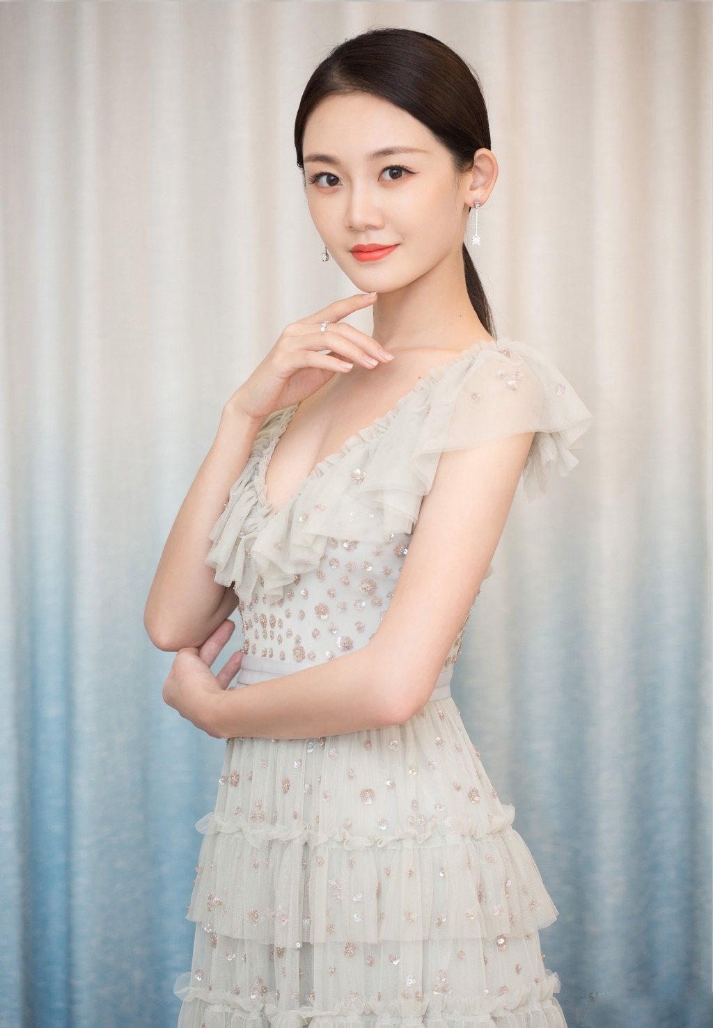 芳华女主角苗苗何小萍性感礼服活动照图片