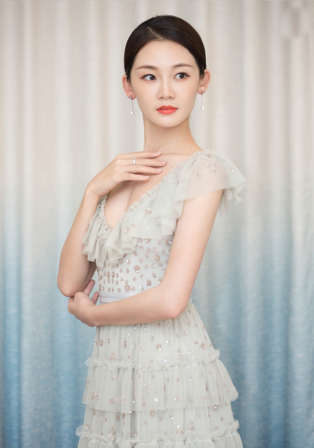 芳华女主角苗苗何小萍性感礼服活动照图片