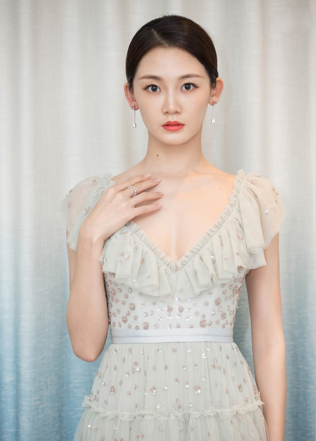 芳华女主角苗苗何小萍性感礼服活动照图片