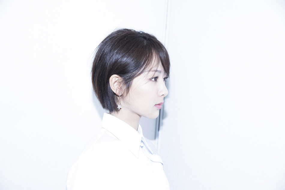 杨紫颁奖礼唯美礼服俏皮写真图片图片