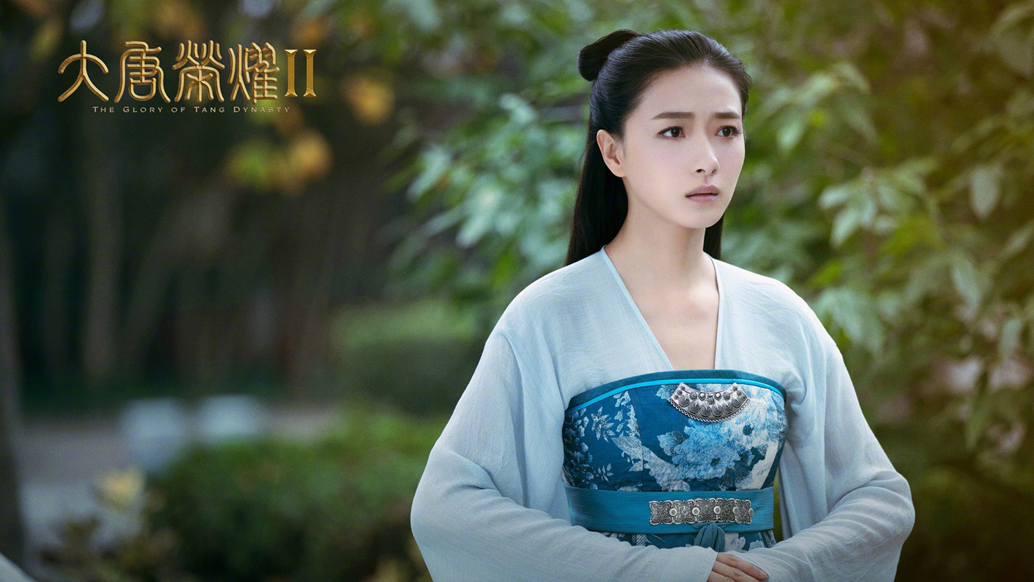 万茜性感图片 万茜露肩锁骨清新写真图片图片