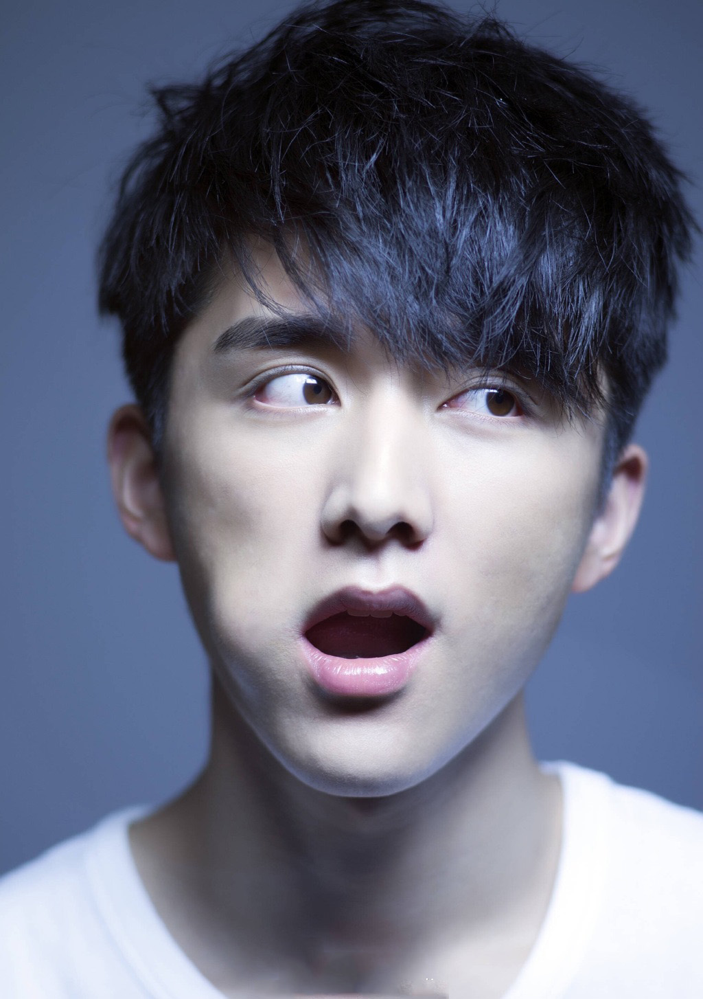 张新成图片