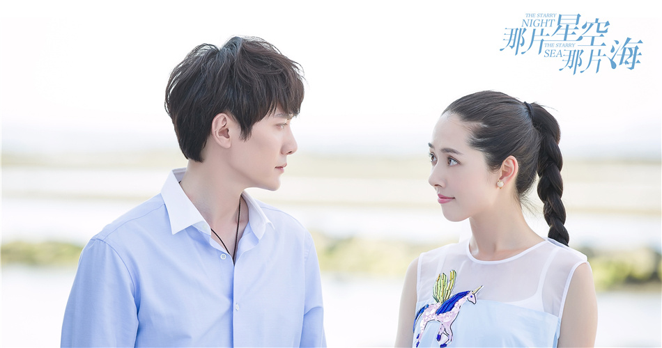 郭碧婷抱狗自拍 长发及腰显御姐范图片图片