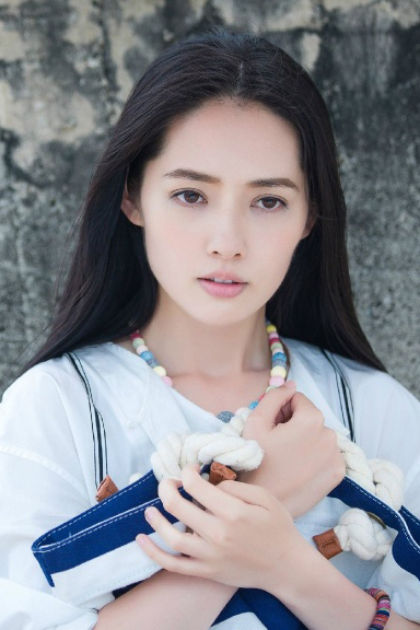郭碧婷抱狗自拍 长发及腰显御姐范图片图片