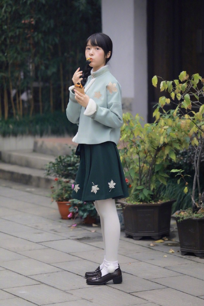 高清浙江省宁波美女徐娇户外吃红薯街拍可爱写真图片图片 高清浙江省宁波美女徐娇户外吃红薯街拍可爱写真图片图片