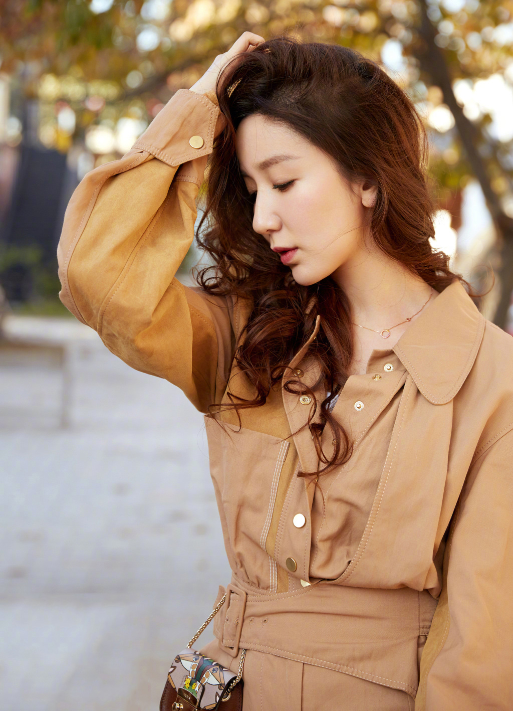 娄艺潇妩媚帅气街拍写真图片图片