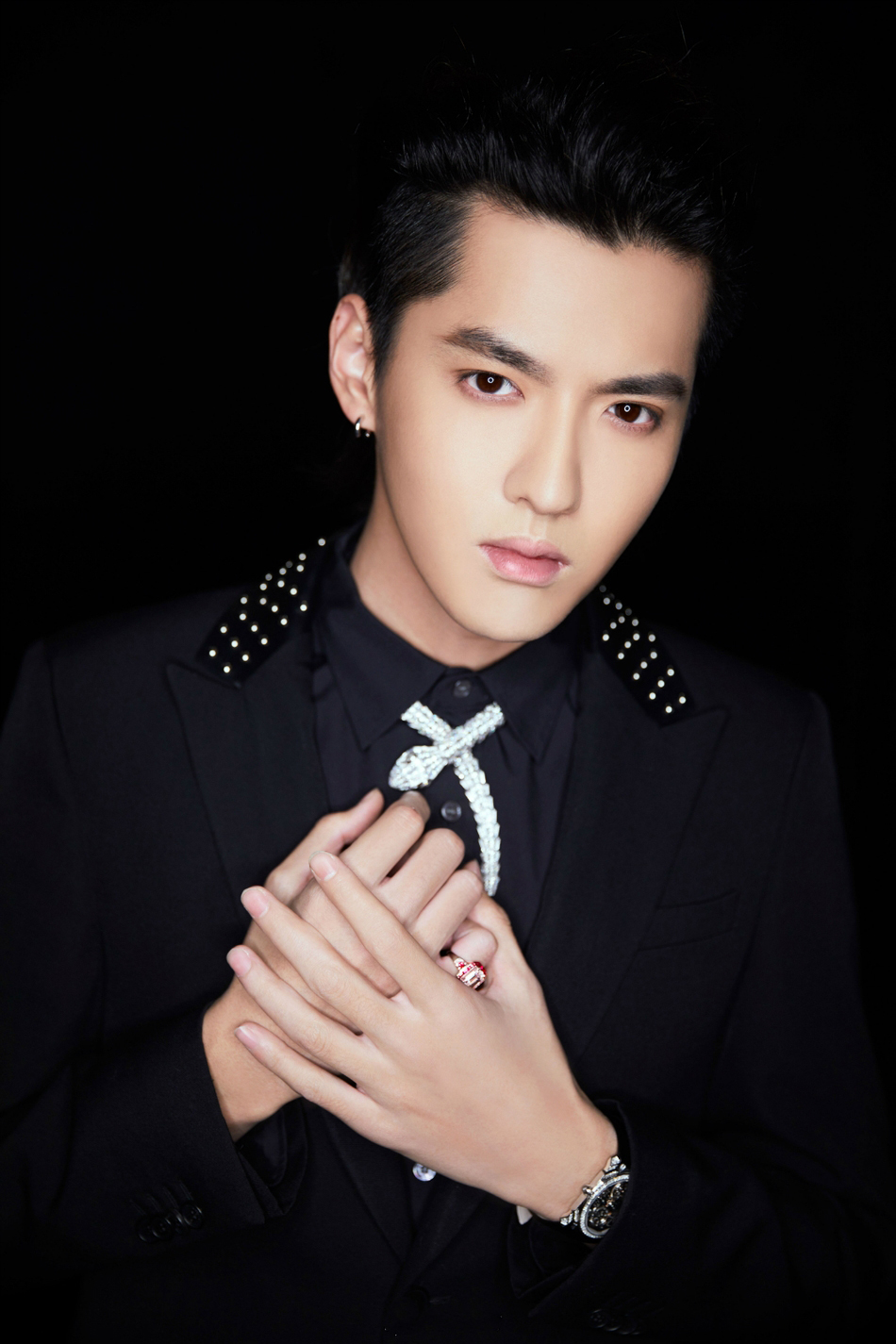 吴亦凡黑色西装清俊酷帅写真图片图片